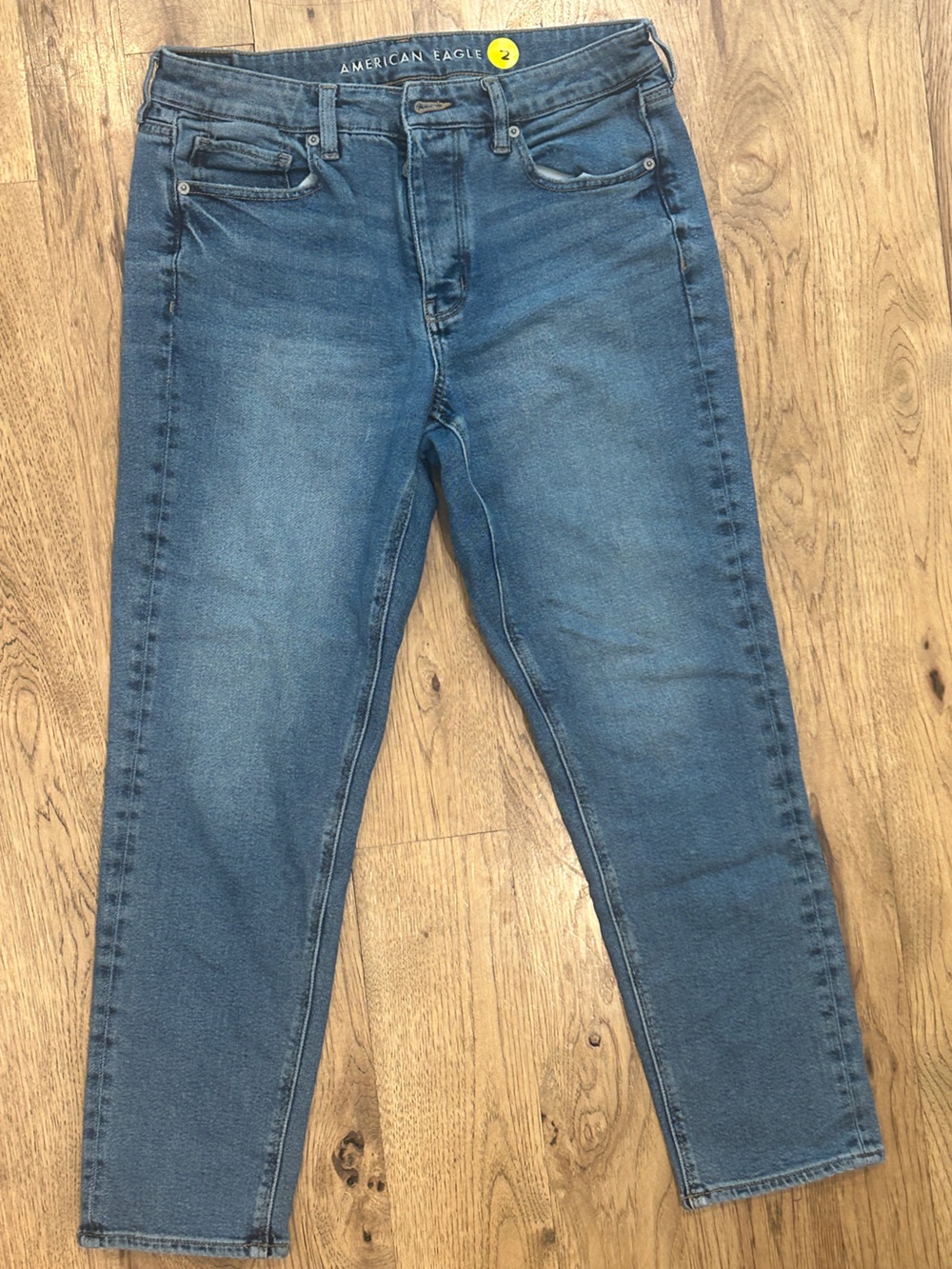 American Eagle Outfitter women’s mom jeans